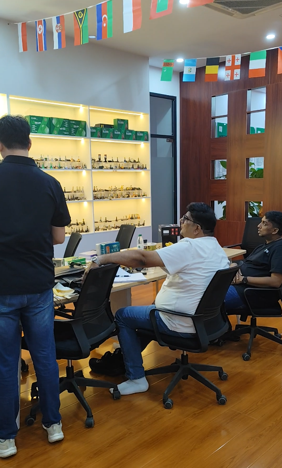 Tinatanggap ng ZuoBan Auto Headlight Factory ang mga ahente ng India na bumisita sa aming pabrika